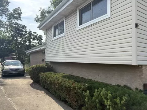 Exterior - 231 Lincoln Ln, Wheeling, IL 60090 photo 2 of 5