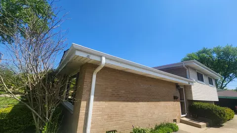 Exterior - 231 Lincoln Ln, Wheeling, IL 60090 photo 3 of 5