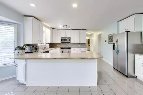 766 Camelot Dr, Burr Ridge, IL 60527 photo 12
