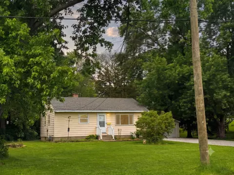 111 Meadow Ave, Woodstock, IL 60098