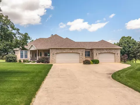 581 Fairway Dr, El Paso, IL 61738 photo 3