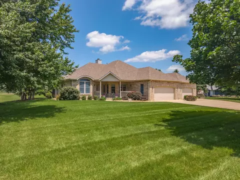 581 Fairway Dr, El Paso, IL 61738 photo 2