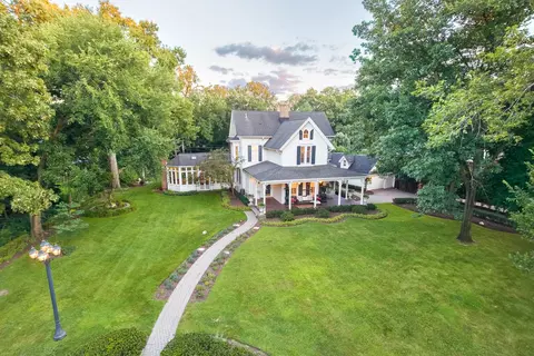 201 Scottswood Rd, Riverside, IL 60546