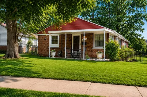 10037 Harnew Rd E, Oak Lawn, IL 60453