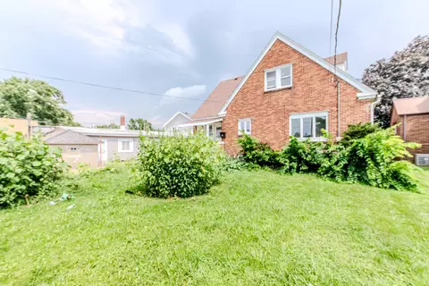 Exterior - 217 20th Ave, Ottawa, IL 61350 photo 2 of 6