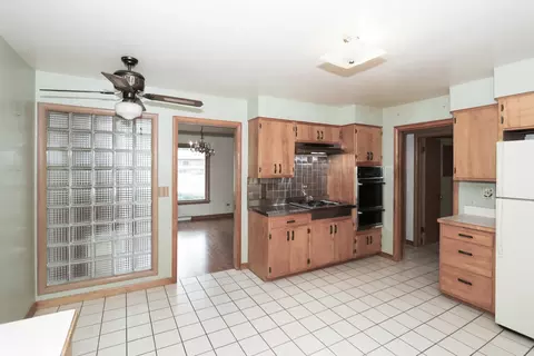 Kitchen - 101 N Eastern Ave, Bartlett, IL 60103 photo 2 of 5