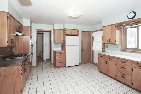 Kitchen - 101 N Eastern Ave, Bartlett, IL 60103 photo 3 of 5
