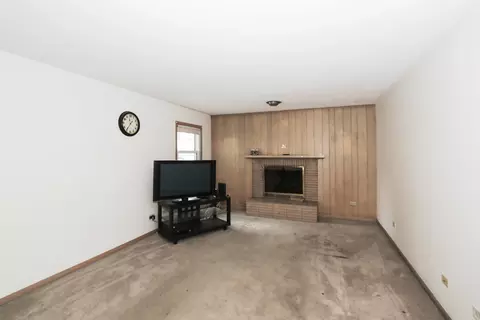 Living - 101 N Eastern Ave, Bartlett, IL 60103 photo 2 of 3