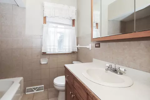 Bath - 101 N Eastern Ave, Bartlett, IL 60103 photo 2 of 3