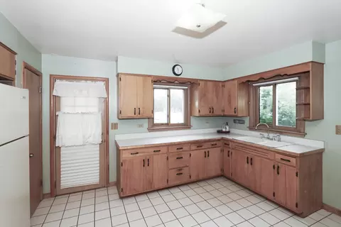 Kitchen - 101 N Eastern Ave, Bartlett, IL 60103 photo 1 of 5