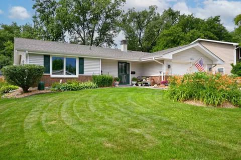 21 W715 Glen Valley Dr, Glen Ellyn, IL 60137