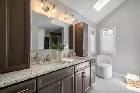 Bath - 252 Miller St, Beecher, IL 60401 photo 2 of 3
