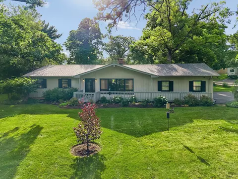 2824 Red Barn Rd, Crystal Lake, IL 60012