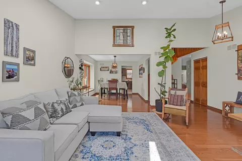 Living - 6 Spinnaker Ct, Third Lake, IL 60030 photo 2 of 4
