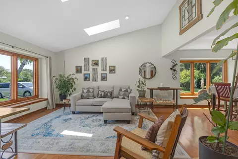 Living - 6 Spinnaker Ct, Third Lake, IL 60030 photo 1 of 4