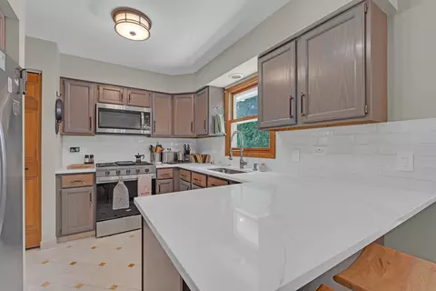 Kitchen - 6 Spinnaker Ct, Third Lake, IL 60030 photo 4 of 4