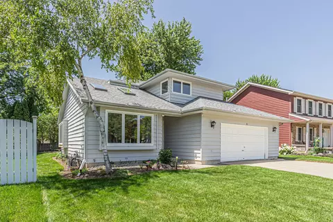 Exterior - 6 Spinnaker Ct, Third Lake, IL 60030 photo 2 of 9
