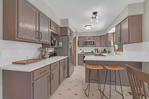 Kitchen - 6 Spinnaker Ct, Third Lake, IL 60030 photo 3 of 4