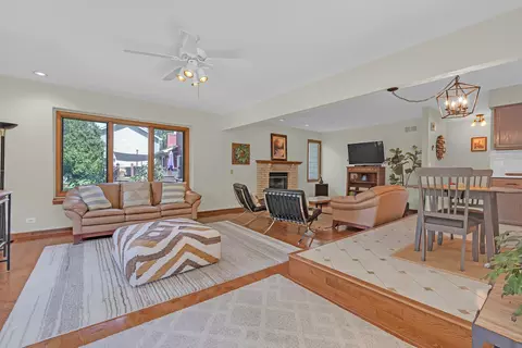 Living - 6 Spinnaker Ct, Third Lake, IL 60030 photo 4 of 4