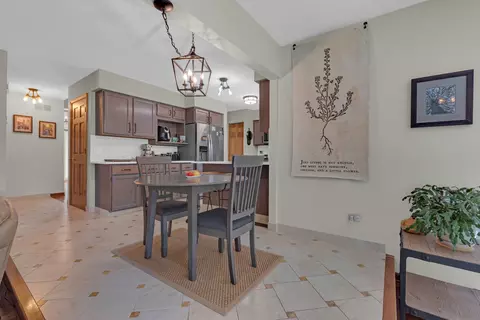 Dining - 6 Spinnaker Ct, Third Lake, IL 60030 photo 1 of 2
