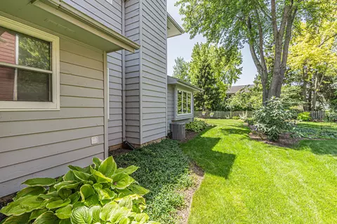 Exterior - 6 Spinnaker Ct, Third Lake, IL 60030 photo 4 of 9