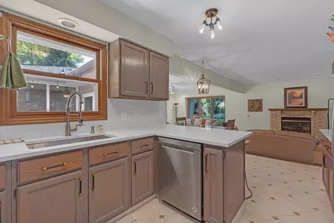 Kitchen - 6 Spinnaker Ct, Third Lake, IL 60030 photo 2 of 4