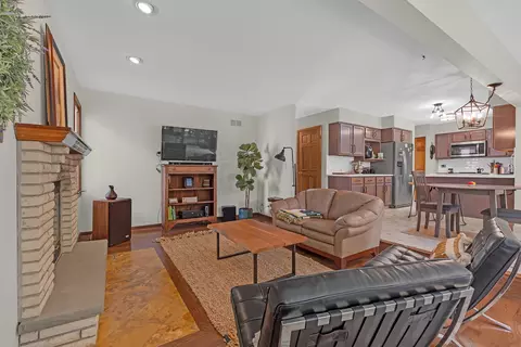 Living - 6 Spinnaker Ct, Third Lake, IL 60030 photo 3 of 4