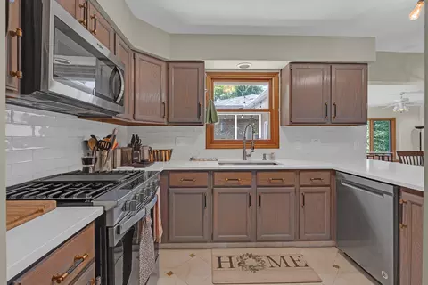 Kitchen - 6 Spinnaker Ct, Third Lake, IL 60030 photo 1 of 4
