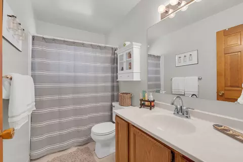 Bath - 6 Spinnaker Ct, Third Lake, IL 60030 photo 3 of 3