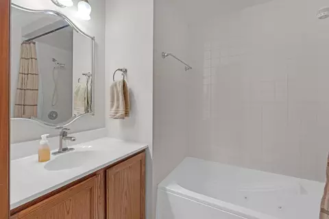 Bath - 6 Spinnaker Ct, Third Lake, IL 60030 photo 1 of 3