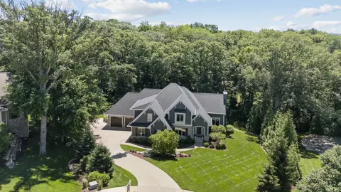 4865 Woody Creek Cir, Bettendorf, IA 52722