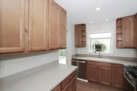 Kitchen - 5049 Lichfield Dr, Hoffman Estates, IL 60010 photo 4 of 5