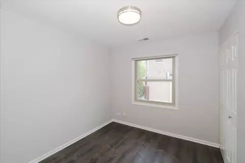 Bedroom - 5049 Lichfield Dr, Hoffman Estates, IL 60010 photo 6 of 6