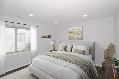 Bedroom - 5049 Lichfield Dr, Hoffman Estates, IL 60010 photo 1 of 6