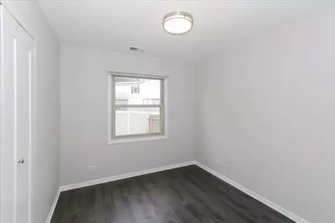 Bedroom - 5049 Lichfield Dr, Hoffman Estates, IL 60010 photo 3 of 6