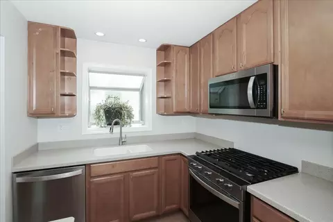 Kitchen - 5049 Lichfield Dr, Hoffman Estates, IL 60010 photo 2 of 5
