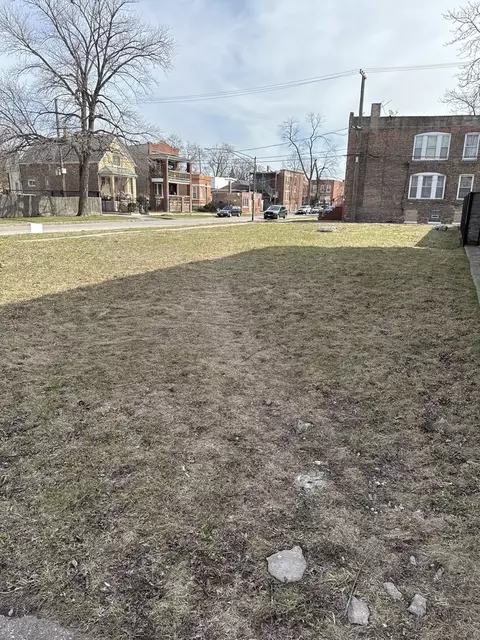 201 E 70th St, Chicago, IL 60637 photo 3