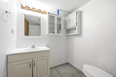Bath - 904 Chippewa Dr, Elgin, IL 60120 photo 3 of 3