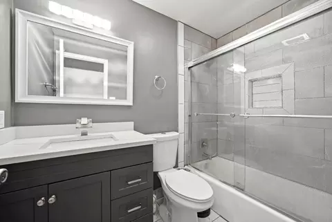 Bath - 904 Chippewa Dr, Elgin, IL 60120 photo 1 of 3