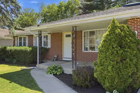 Exterior - 904 Chippewa Dr, Elgin, IL 60120 photo 1 of 4