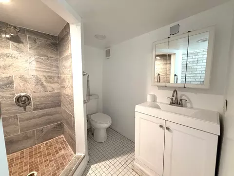 Bath - 3940 Center Ave, Lyons, IL 60534 photo 3 of 3