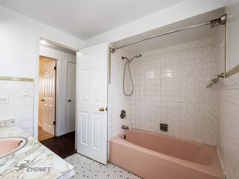 Bath - 3940 Center Ave, Lyons, IL 60534 photo 2 of 3