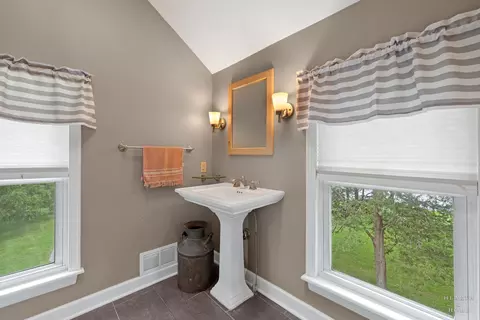 Bath - 2802 N Ringwood Rd, Mchenry, IL 60050 photo 2 of 4