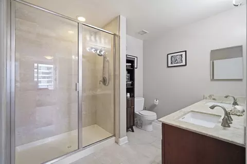 Bath - 100 E 14th St #1209, Chicago, IL 60605 photo 1 of 3
