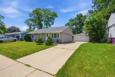 504 Rambler Ln, Streamwood, IL 60107