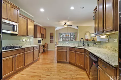 462 E Amberside Dr, Elgin, IL 60124 photo 3