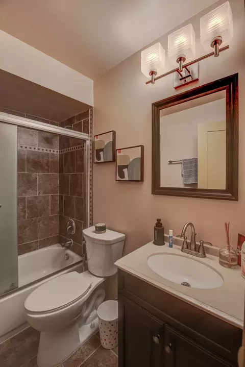 Bath - 1960 185th St, Lansing, IL 60438 photo 3 of 4