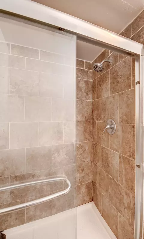 Bath - 1960 185th St, Lansing, IL 60438 photo 2 of 4