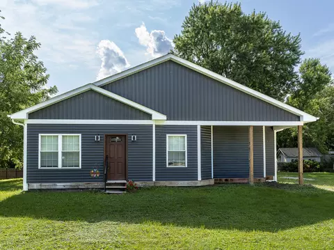 16 Grove St, Bristol, IL 60512