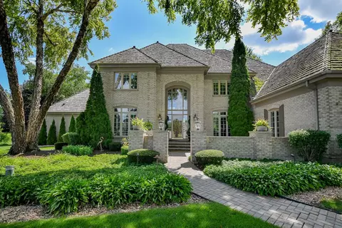 38 W601 Clubhouse Dr, Saint Charles, IL 60175